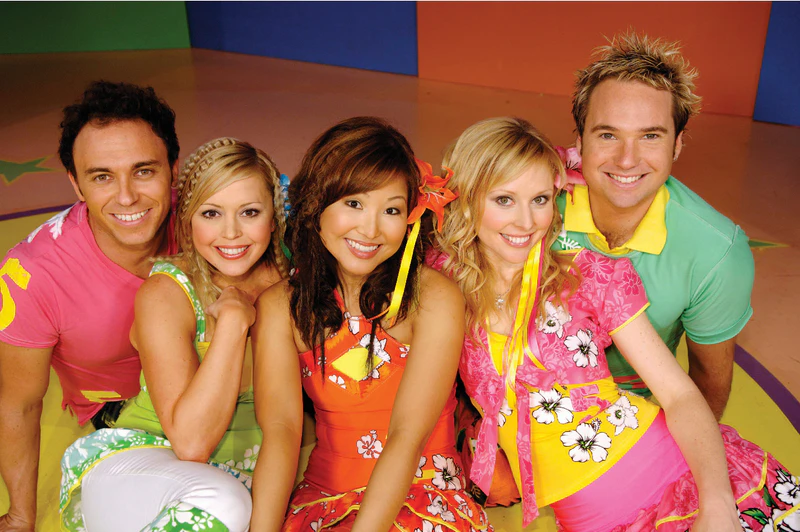 File:LoveIsAllAround Group02.jpg