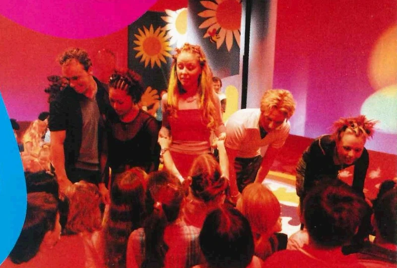 File:Hi-5Mag1999 04.jpg